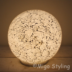 Tischleuchte im Mosaik-Design, Kugel weiß, mittelgroß