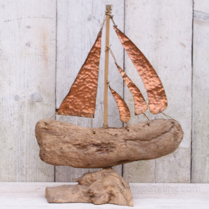 Driftwood boot met koperen zeilen