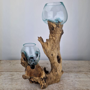Tropfenvase aus Glas auf Holz (a)