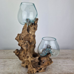 Glazen druppelvaas op hout dubbel (b)