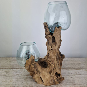 Tropfenvase aus Glas auf Holz (b)