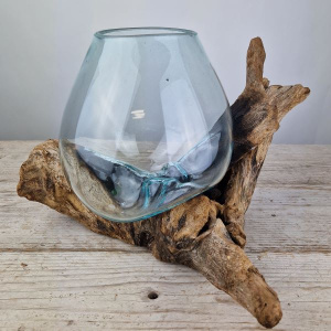 Tropfenvase aus Glas auf Holz (h)