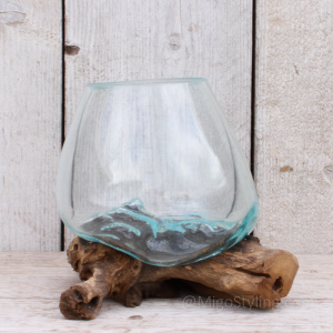 Vase auf einem Wuzelstrunk (k)