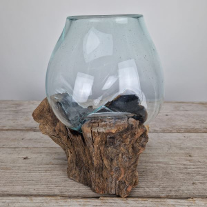 Glazen druppelvaas op hout (o)