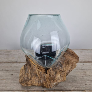 Glazen druppelvaas op hout (o)