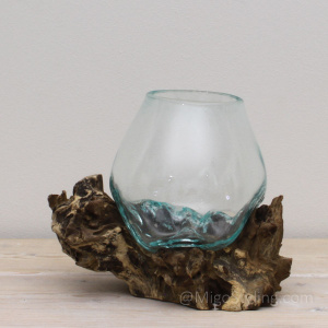 Glazen druppelvaas op hout (b)