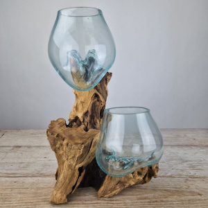 Glazen druppelvaas op hout dubbel