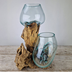 Glazen druppelvaas op hout dubbel