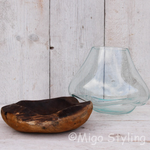 Tropfenvase aus Glas auf Holz (e)