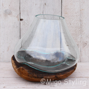 Glazen druppelvaas op hout (e)