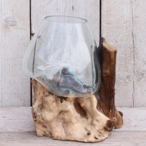 Glazen druppelvaas op hout (p)
