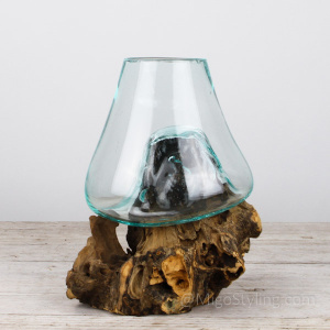 Glazen druppelvaas op hout (i)