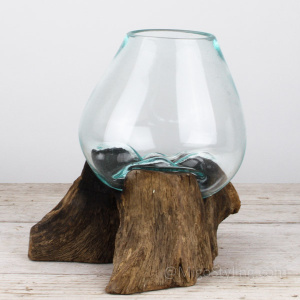 Glazen druppelvaas op hout (n)