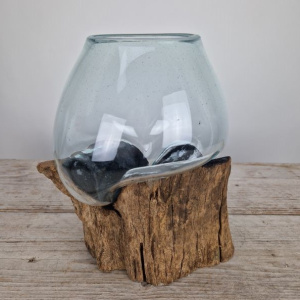 Tropfenvase aus Glas auf Holz (c)