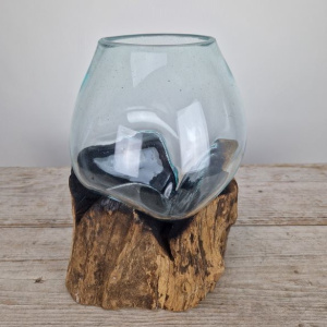 Glazen druppelvaas op hout (c)