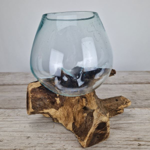 Glazen druppelvaas op hout (f)