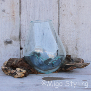 Tropfenvase aus Glas auf Holz (d)