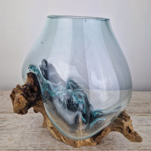 Tropfenvase aus Glas auf Holz (j)