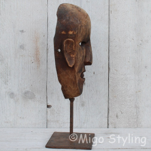 Houten masker op standaard bruin (a)