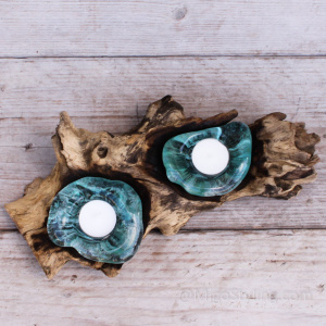 Mini glazen druppelvaas op hout (a)