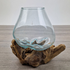 Mini glazen druppelvaas op hout (b)