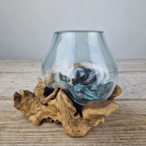 Mini glazen druppelvaas op hout (b)