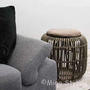 Rattanhocker mit Kissen