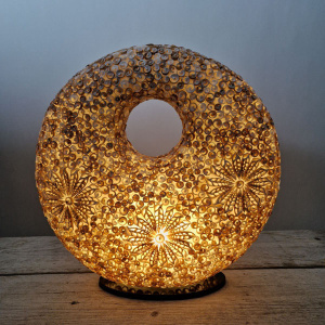 Tischlampe Donut-Design in Sandfarbe