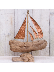 Driftwood boot met koperen zeilen