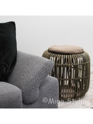 Rattanhocker mit Kissen