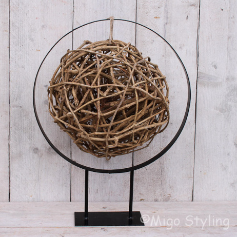 Raamdecoratie met houten bol