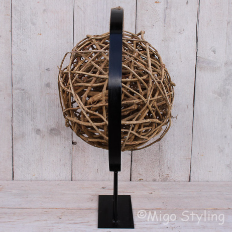 Raamdecoratie met houten bol