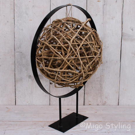 Raamdecoratie met houten bol 