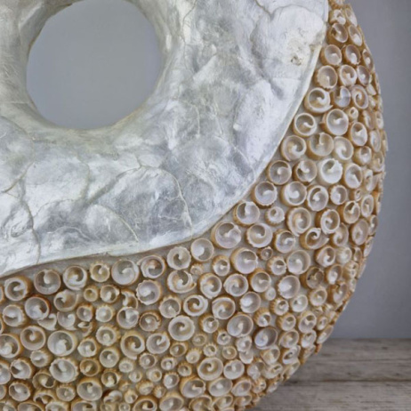 Donut-Tischlampe aus Capiz-Muscheln Sandfarben Mittel