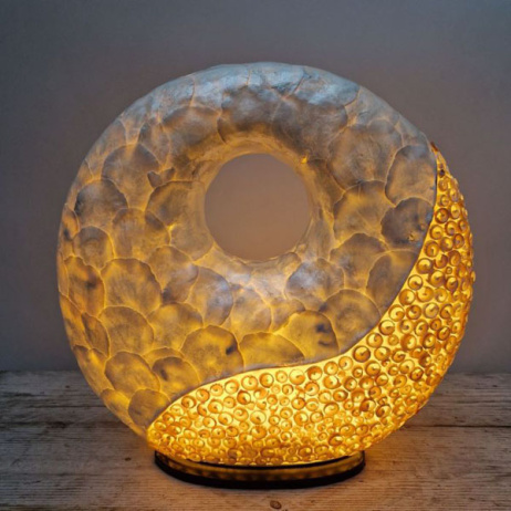 Donut-Tischlampe aus Capiz-Muscheln Sandfarben Mittel