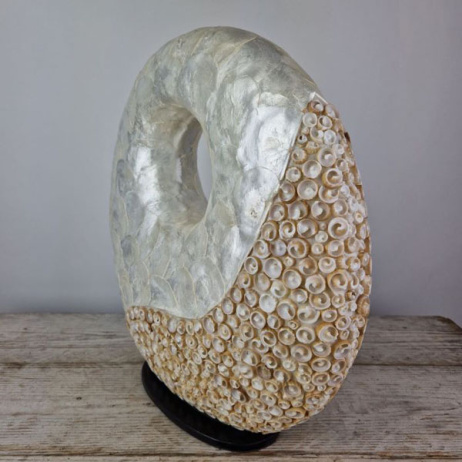 Donut-Tischlampe aus Capiz-Muscheln Sandfarben Mittel