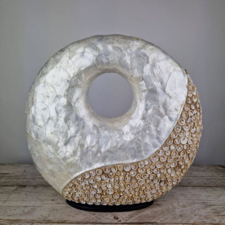Donut-Tischlampe aus Capiz-Muscheln Sandfarben Mittel