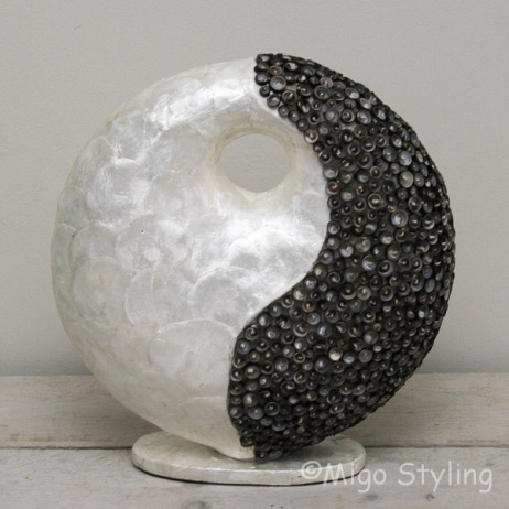 Tischlampe Donut Capiz Shell weiß / schwarz Medium
