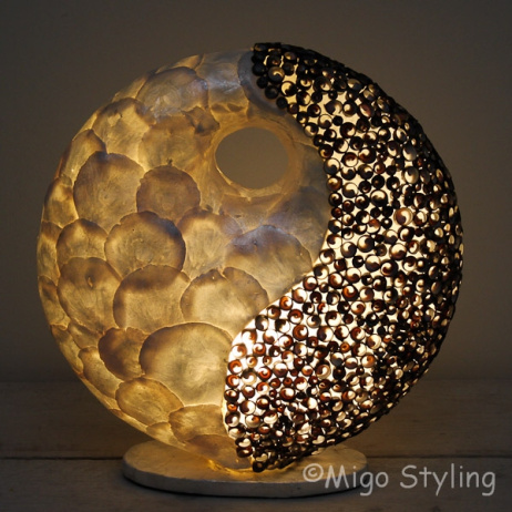 Tischlampe Donut Capiz Shell weiß / schwarz Medium 
