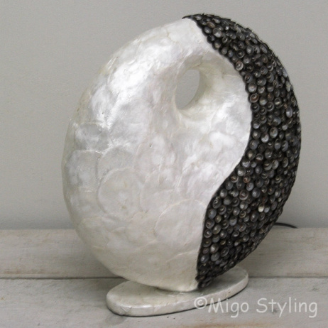 Tischlampe Donut Capiz Shell weiß / schwarz Medium