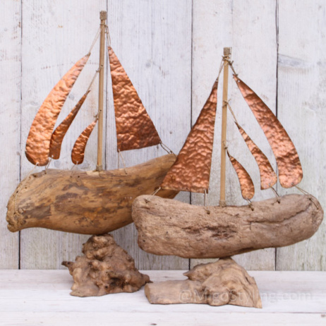 Driftwood boot met koperen zeilen