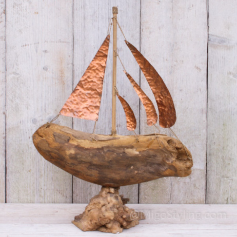 Driftwood boot met koperen zeilen
