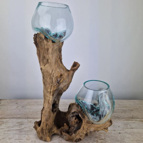 Tropfenvase aus Glas auf Holz (a)