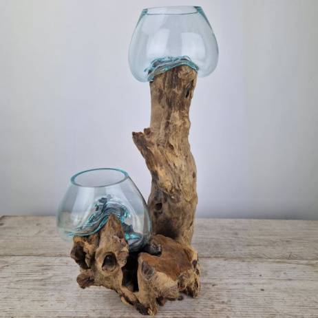 Tropfenvase aus Glas auf Holz (a)