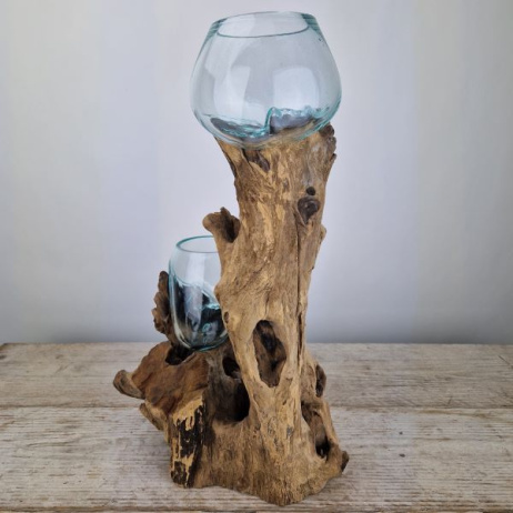 Tropfenvase aus Glas auf Holz (a)