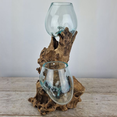 Tropfenvase aus Glas auf Holz (b)