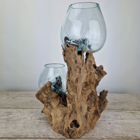 Tropfenvase aus Glas auf Holz (b)