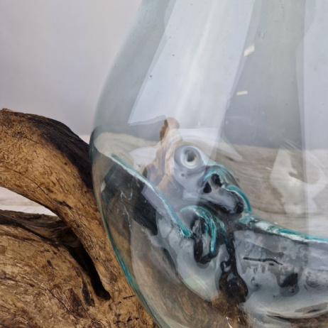 Tropfenvase aus Glas auf Holz (h)