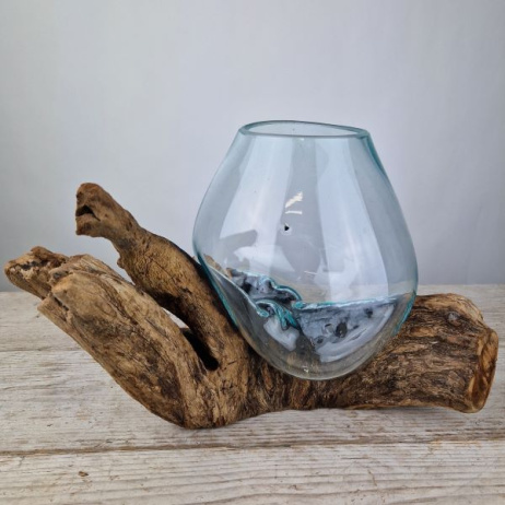 Tropfenvase aus Glas auf Holz (h)