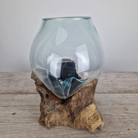 Glazen druppelvaas op hout (o)